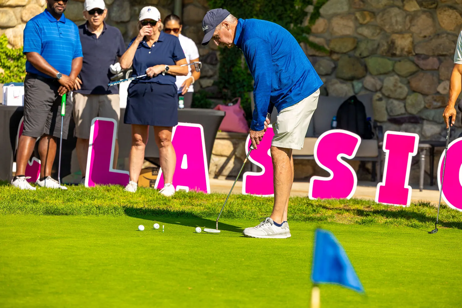 Golfers at the putting contest
